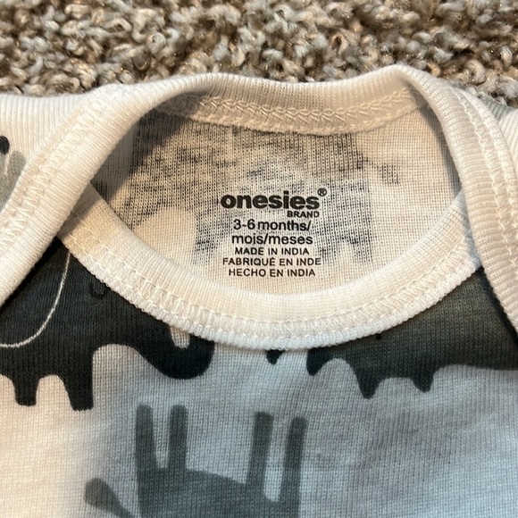 Baby Onesie 3-6 Month Giraffe Rhino Animals Cute Soft Material 3 Button New - Picture 3 of 3